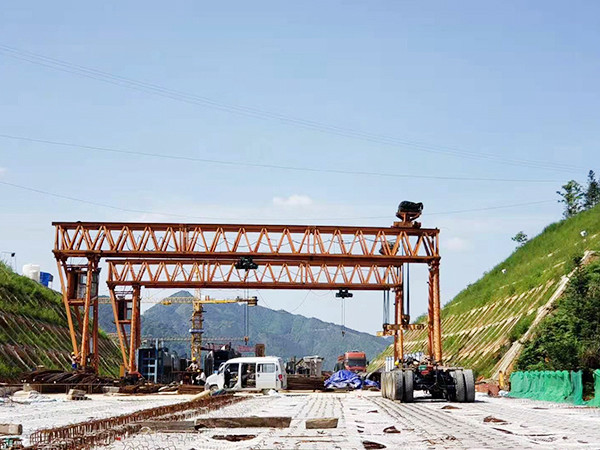 广东阳江280吨龙门吊厂家安全拆除280t路桥门机